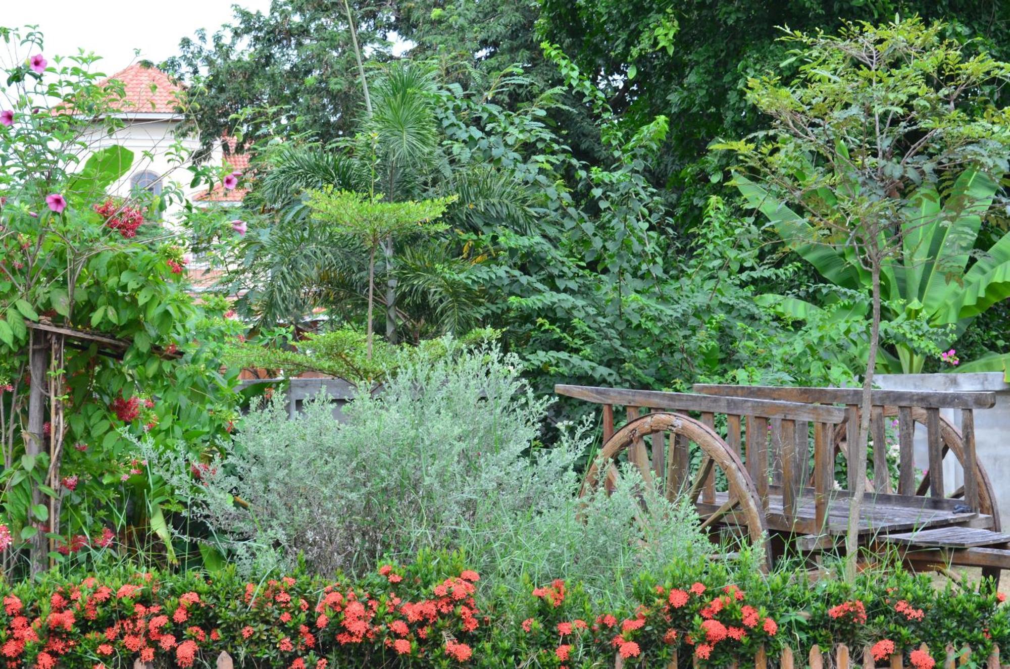 Home Stay Stc Bed And Breakfast Удонтхані Екстер'єр фото